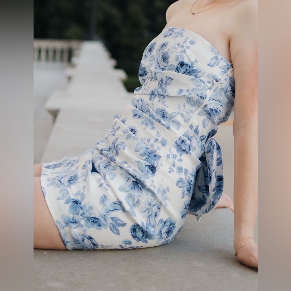Chic Strapless Floral Mini Dress - Blue and White